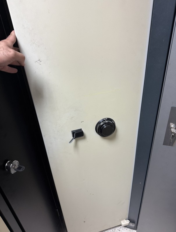 Armoire Acial poigné cassé