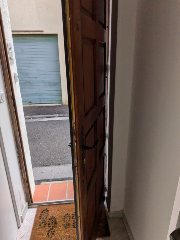 Remplacement d’une crémone pour ancienne porte en bois dans le centre-ville historique de Marseille traditionnel et sécurisé