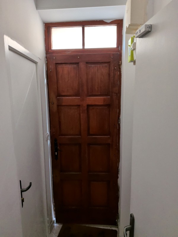 Remplacement d’une crémone pour ancienne porte en bois dans le centre-ville historique de Marseille traditionnel et sécurisé