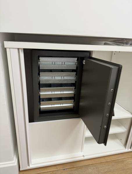 Vente et fixation d'un coffre fort sur mesure dédié aux agences bancaires pour les chèques, carte bleue pour le réseau Caisse D'Épargne à Marseille