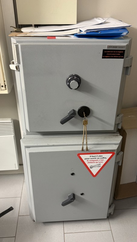 Installation de kit FAS sur un coffre fort Fichet Millium 1 dans une grosse chaîne de magasin