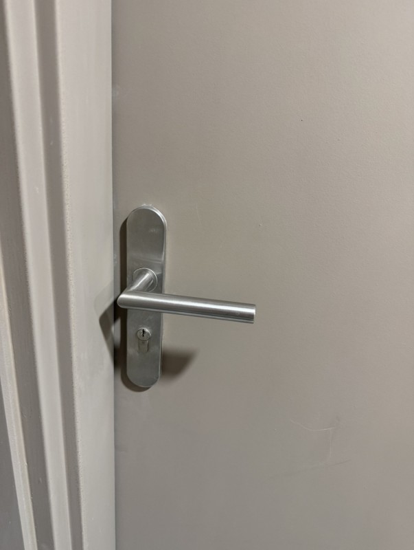 Remplacement de cylindre et d'une poignée simple avec un cylindre de sécurité et poignée blindé à Marseille 13013