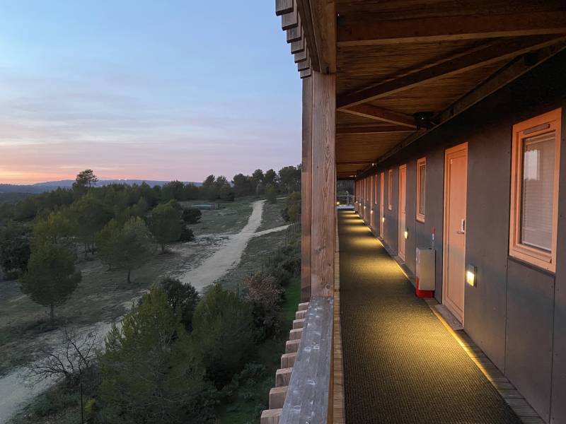 Hôtel sécurisé et au calme avec parking fermé pour un séjour confortable et serein à Aix-en-Provence TheCamp